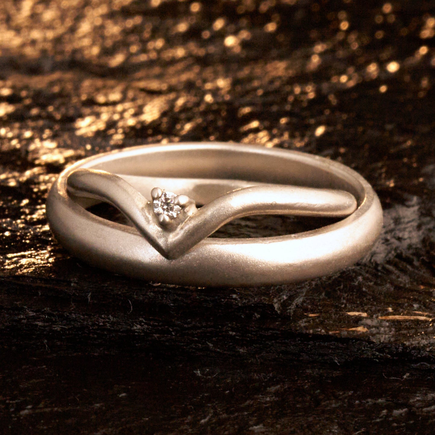 Minimalistische Wishbone Trauringe halbrund aus 925 Silber matt – Filigranes Set mit Diamant