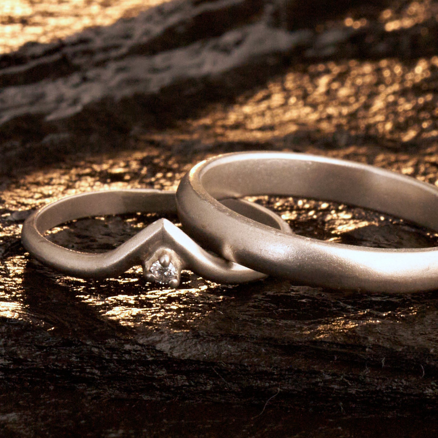 Minimalistische Wishbone Trauringe halbrund aus 925 Silber matt – Filigranes Set mit Diamant