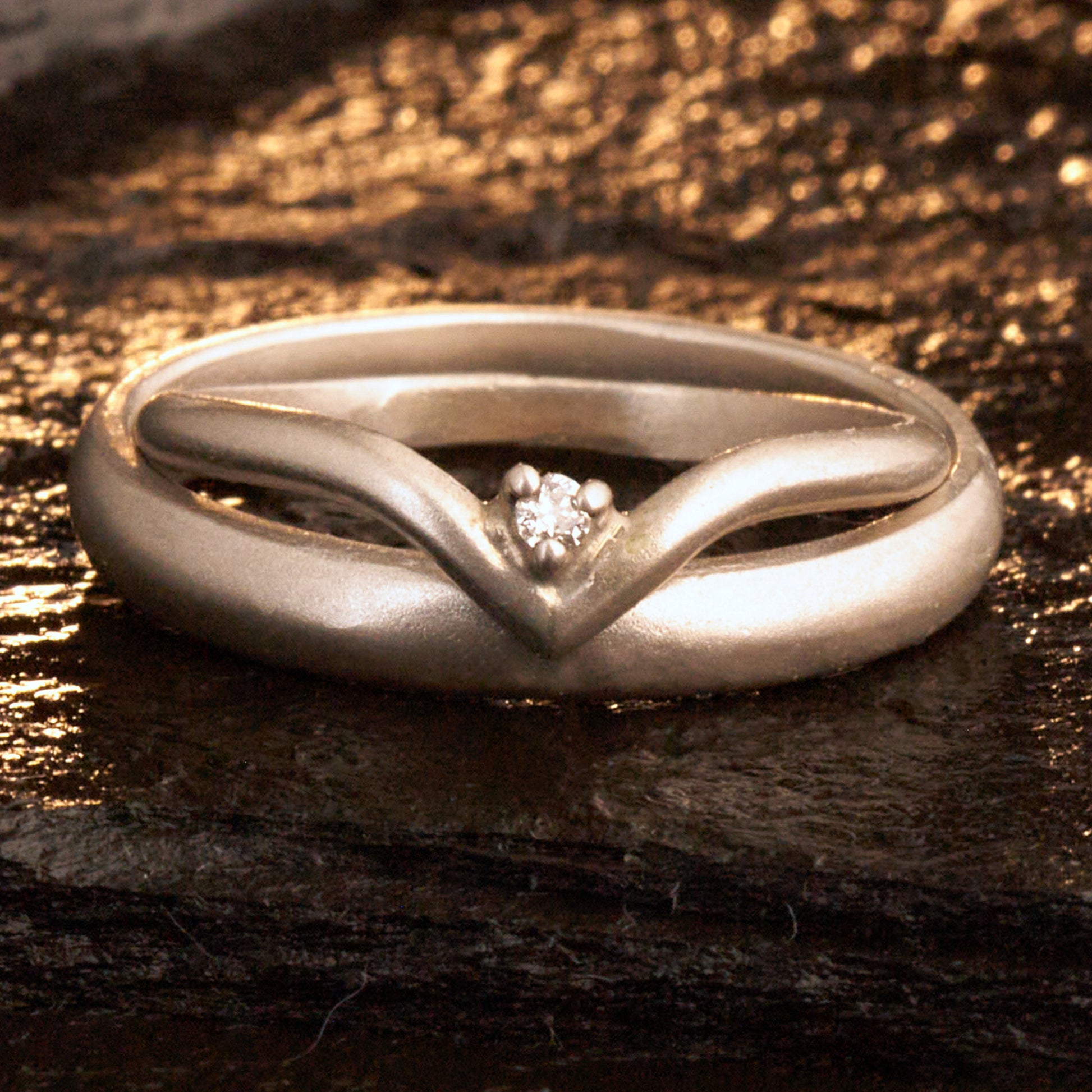 Minimalistische Wishbone Trauringe halbrund aus 925 Silber matt – Filigranes Set mit Diamant