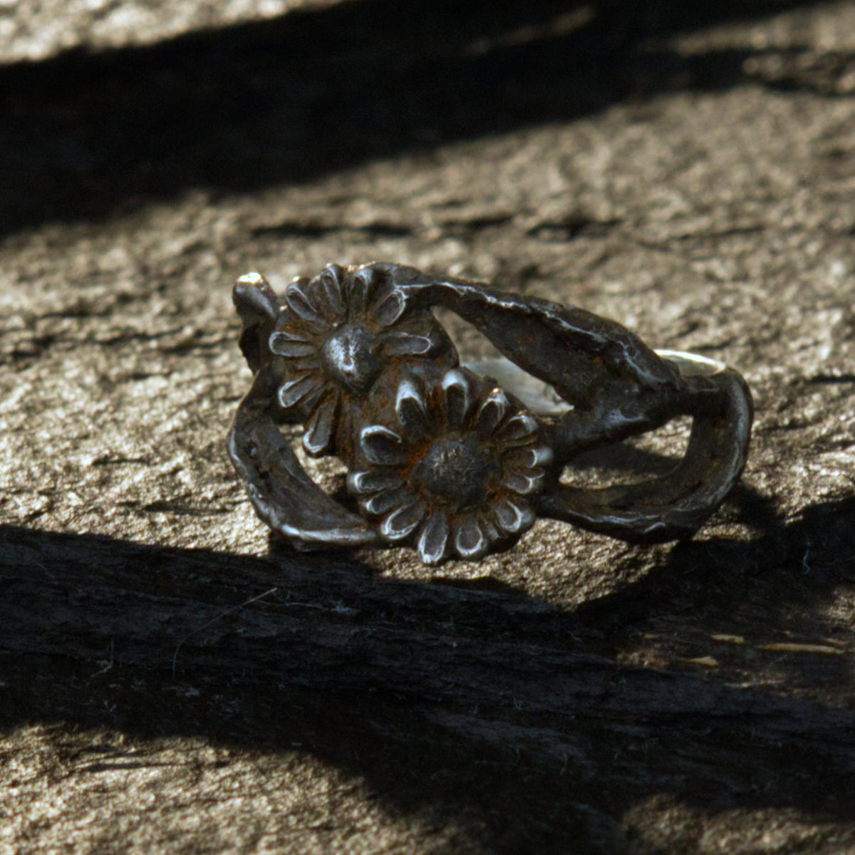 Silberring Doppel-Gänseblümchen – Handgemachter Ring mit zwei Blüten & Aststruktur