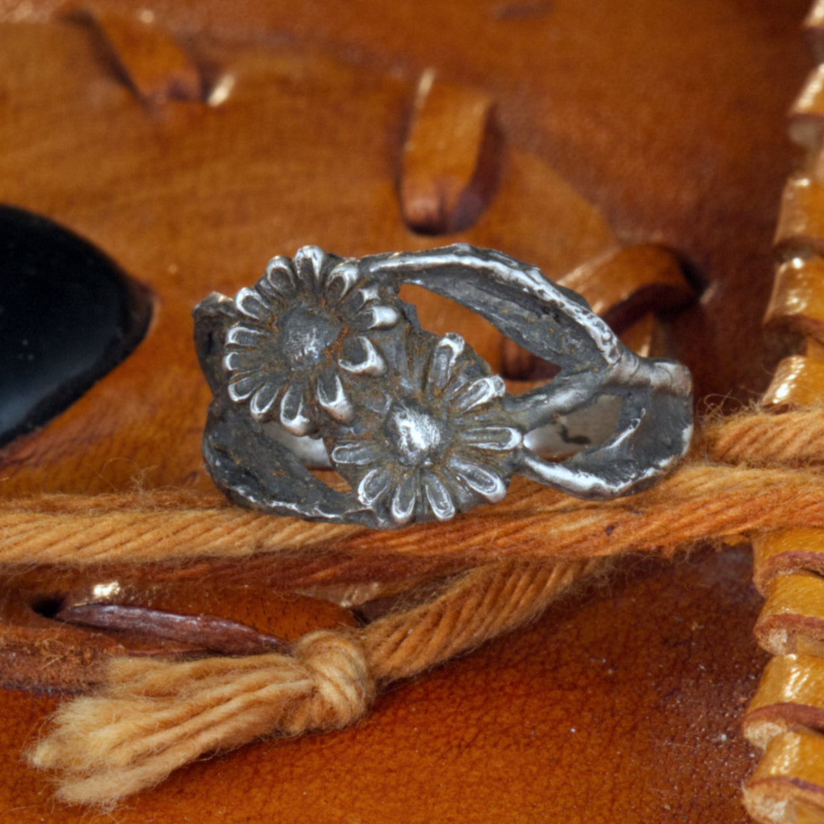 Silberring Doppel-Gänseblümchen – Handgemachter Ring mit zwei Blüten & Aststruktur
