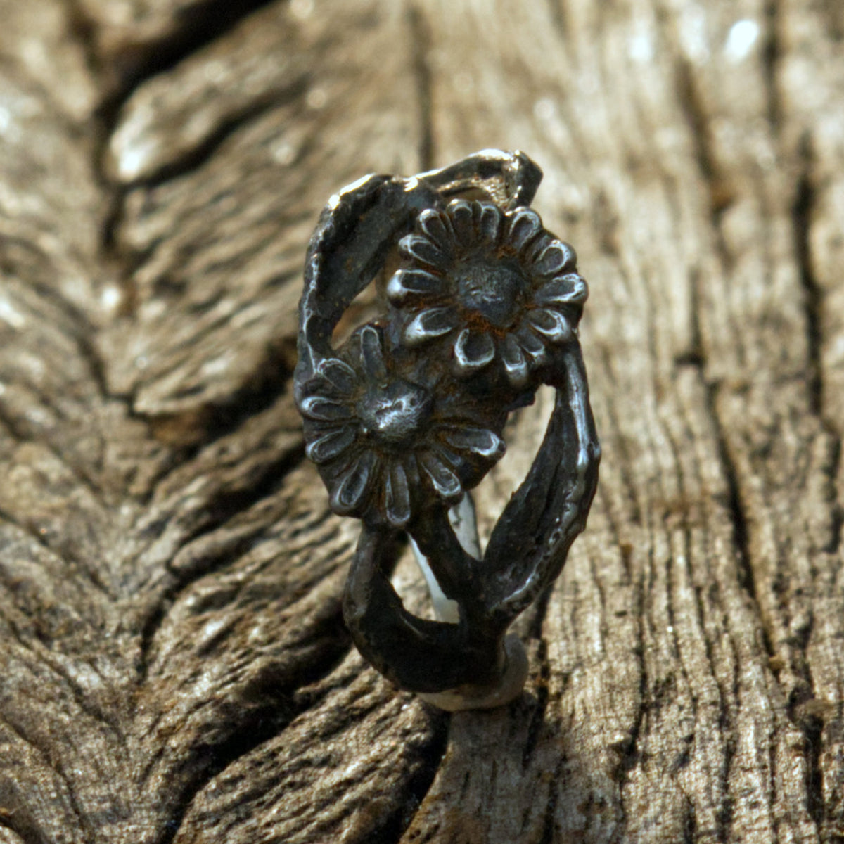 Silberring Doppel-Gänseblümchen – Handgemachter Ring mit zwei Blüten & Aststruktur
