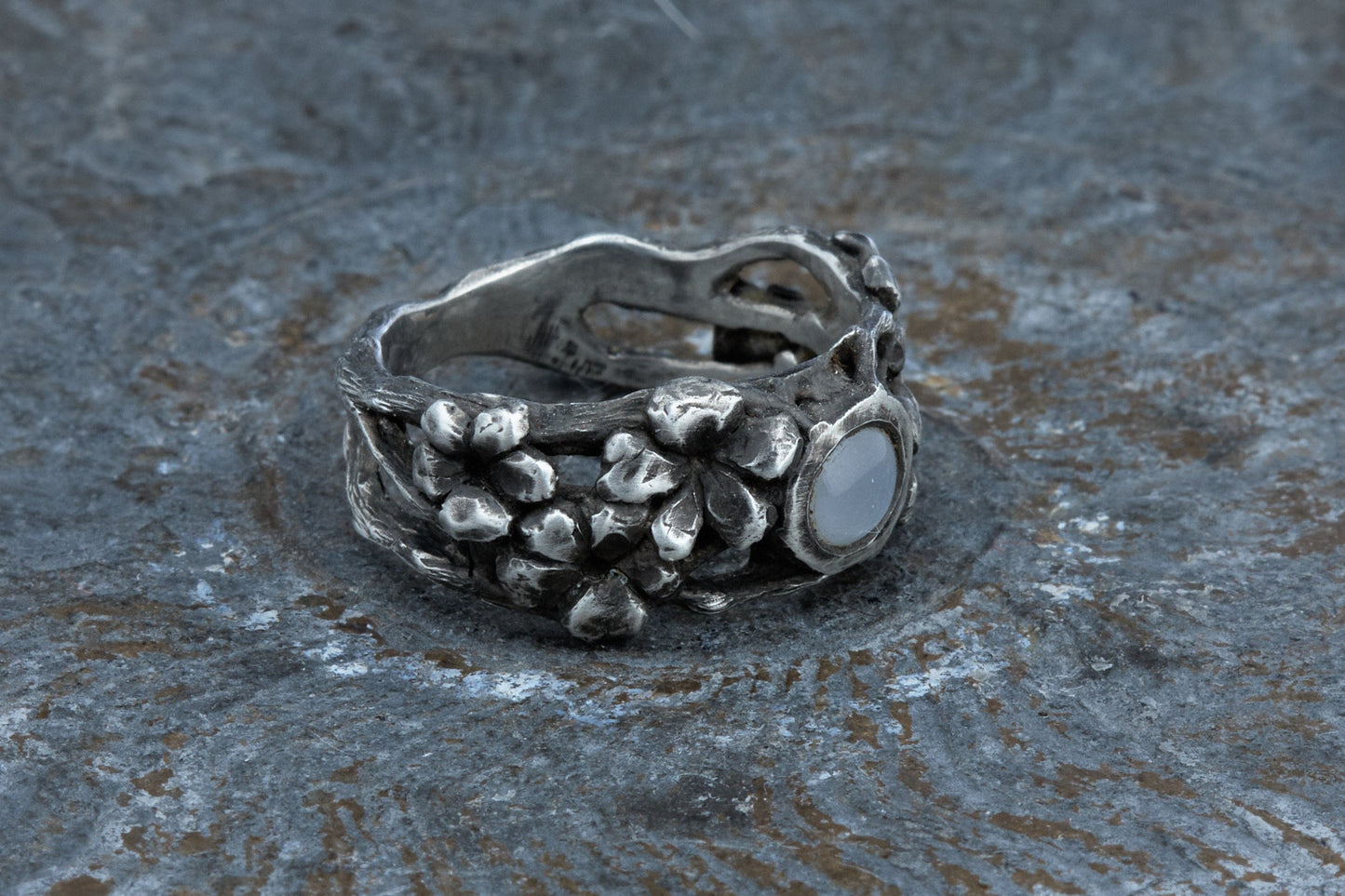 Kirschblüten Baum Ring mit Mondsteincabochon aus 925 Silber geschwärzt