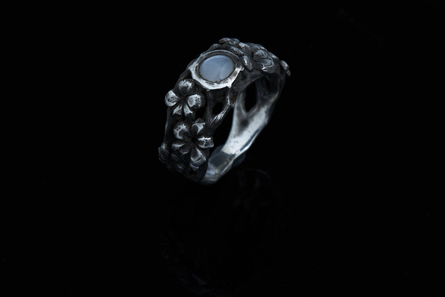 Kirschblüten Baum Ring mit Mondsteincabochon aus 925 Silber geschwärzt