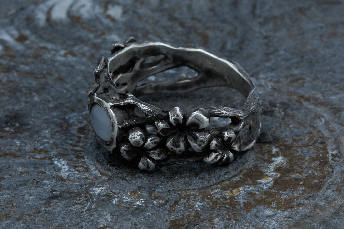 Kirschblüten Baum Ring mit Mondsteincabochon aus 925 Silber geschwärzt