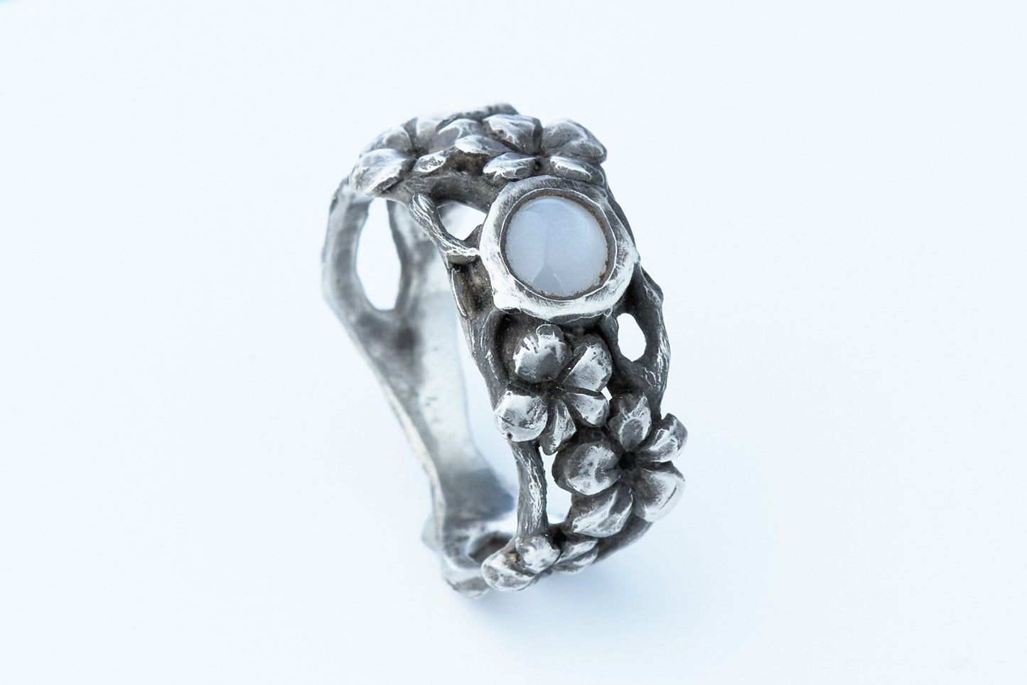 Kirschblüten Baum Ring mit Mondsteincabochon aus 925 Silber geschwärzt