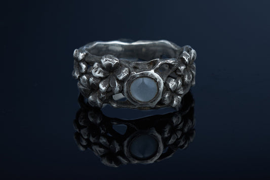 Kirschblüten Baum Ring mit Mondsteincabochon aus 925 Silber geschwärzt