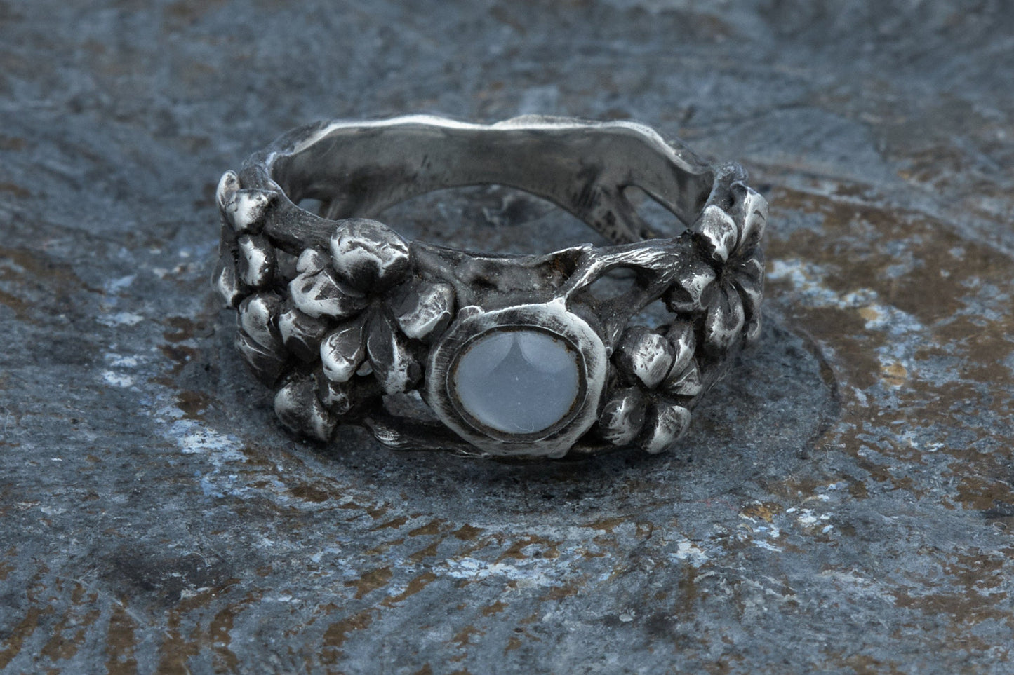 Kirschblüten Baum Ring mit Mondsteincabochon aus 925 Silber geschwärzt