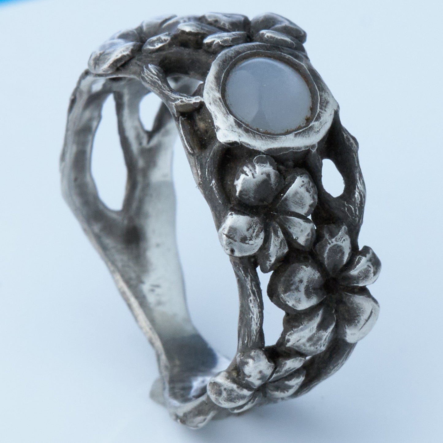 Kirschblüten Baum Ring mit Mondsteincabochon aus 925 Silber geschwärzt