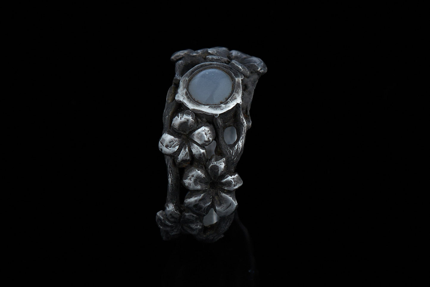 Kirschblüten Baum Ring mit Mondsteincabochon aus 925 Silber geschwärzt