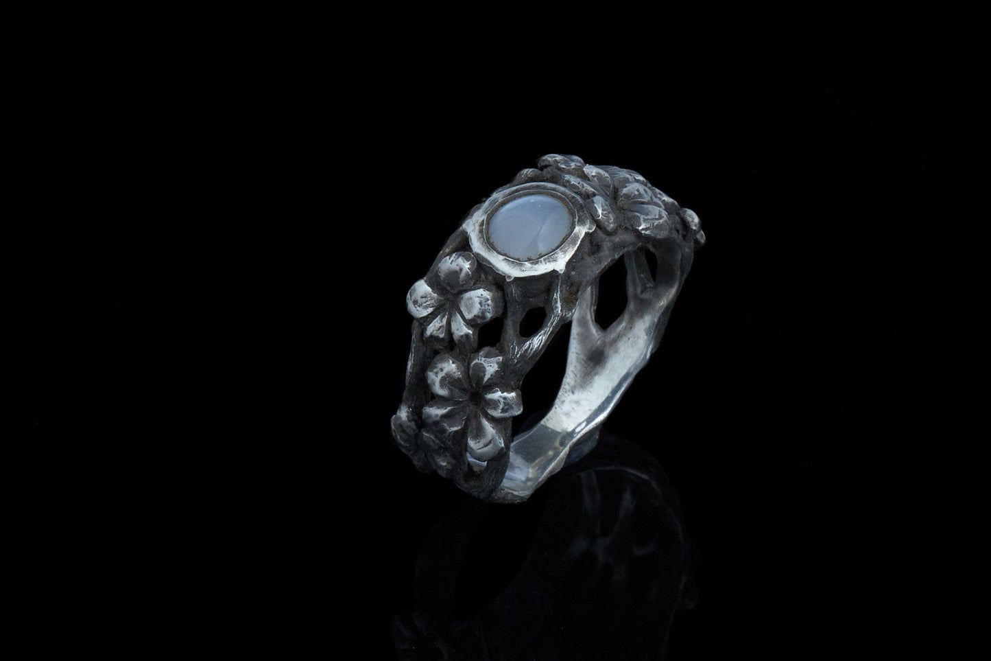 Kirschblüten Baum Ring mit Mondsteincabochon aus 925 Silber geschwärzt