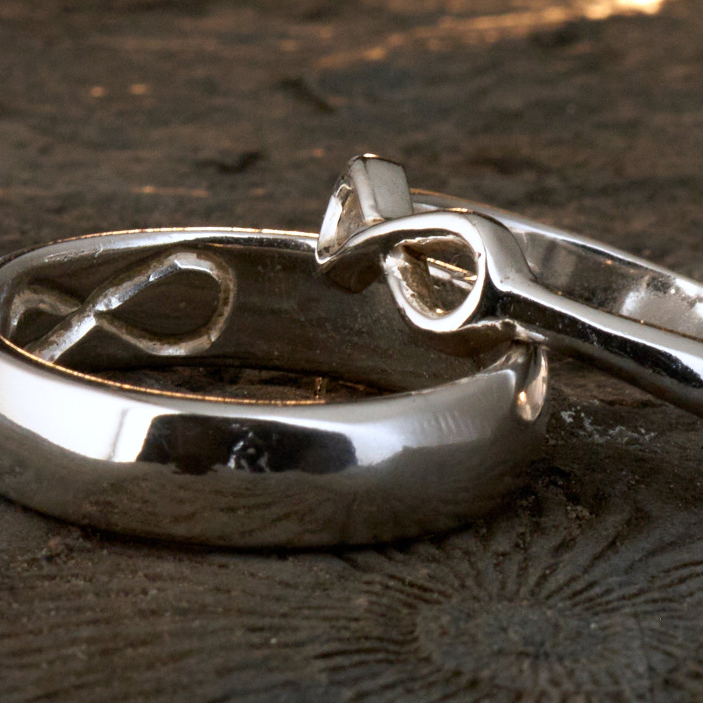  Handgefertigter Statement-Partnerring aus poliertem 925 Silber von Silberschweif mit großer Unendlichkeitsschleife (6x14mm). Die Schiene verjüngt sich elegant zum Motiv. Massiver 6mm Herrenring aus Silber. In der Innenansicht zeigt sich das fest eingravierte Unendlichkeits-Symbol als geheimes Zeichen der Verbundenheit.  Das Partnerring-Set „Ewigkeit“ zeigt das plastische Design des Damenrings und die spiegelnde Oberfläche des massiven Herrenrings