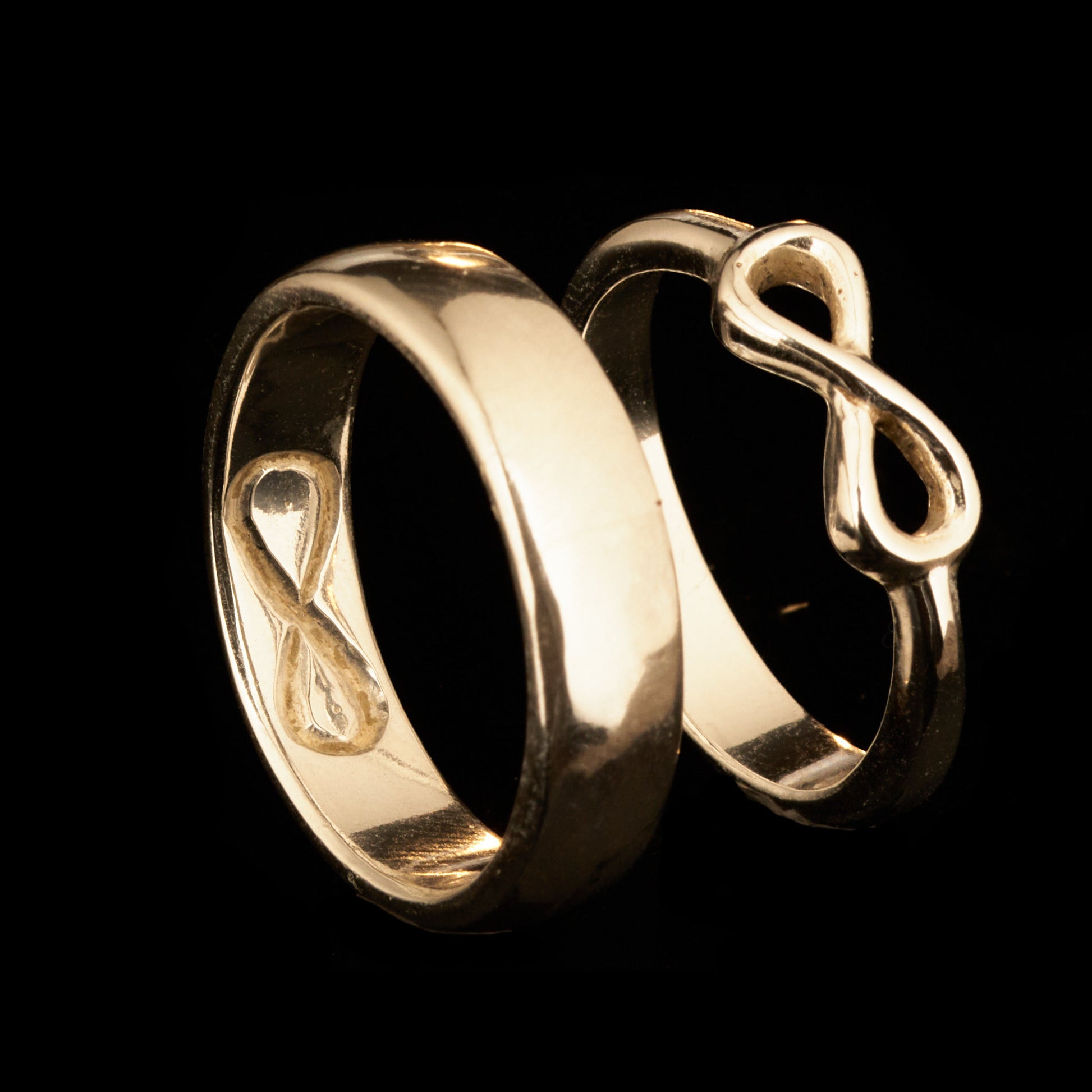  Handgefertigter Statement-Partnerring aus poliertem 925 Silber von Silberschweif mit großer Unendlichkeitsschleife (6x14mm). Die Schiene verjüngt sich elegant zum Motiv. Massiver 6mm Herrenring aus Silber. In der Innenansicht zeigt sich das fest eingravierte Unendlichkeits-Symbol als geheimes Zeichen der Verbundenheit.  Das Partnerring-Set „Ewigkeit“ zeigt das plastische Design des Damenrings und die spiegelnde Oberfläche des massiven Herrenrings